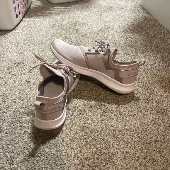 New Balance Tennis shoes - Picture 1 of 3